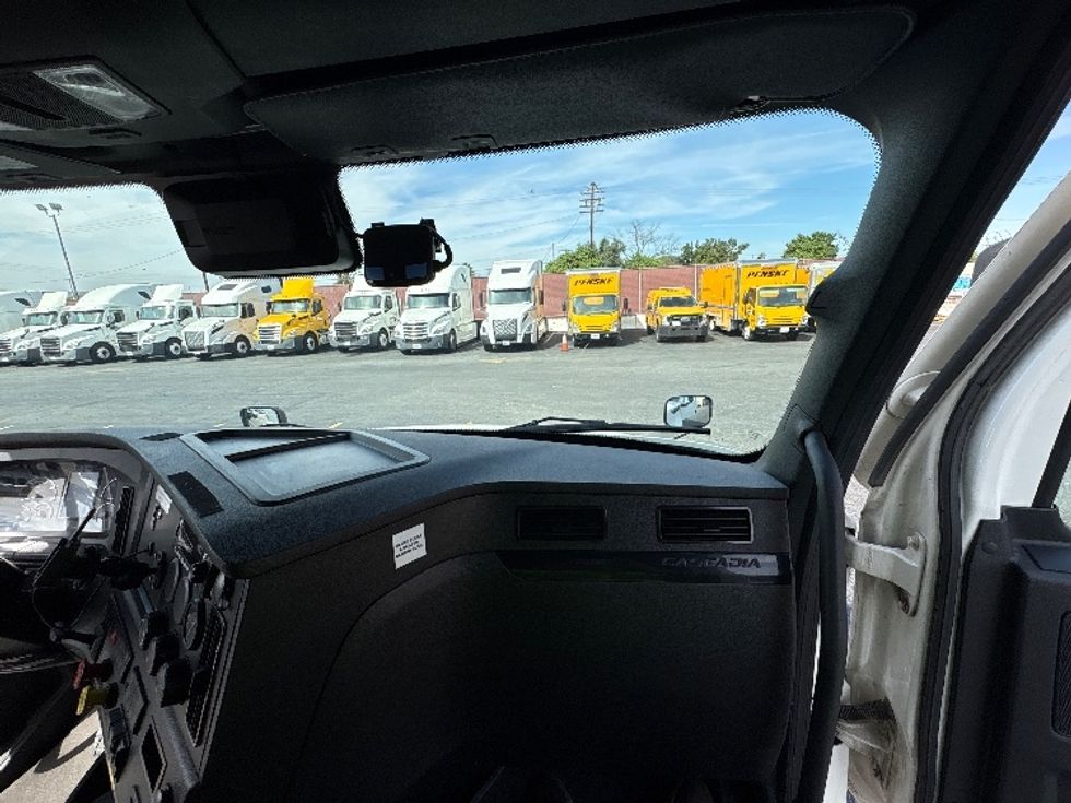 Sleeper Tractor-Heavy Duty Tractors-Freightliner-2023-T12664ST-Torrance-CA-693,297\n\t\tmiles-$ 59,500 - Image 14