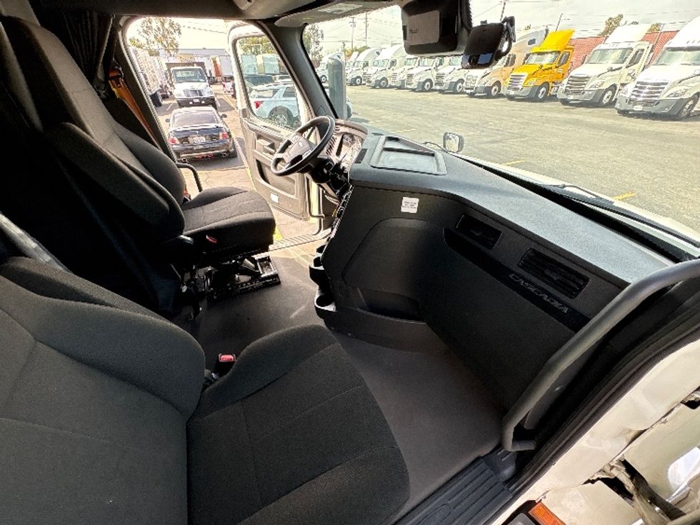 Sleeper Tractor-Heavy Duty Tractors-Freightliner-2023-T12664ST-Torrance-CA-693,297\n\t\tmiles-$ 59,500 - Image 15