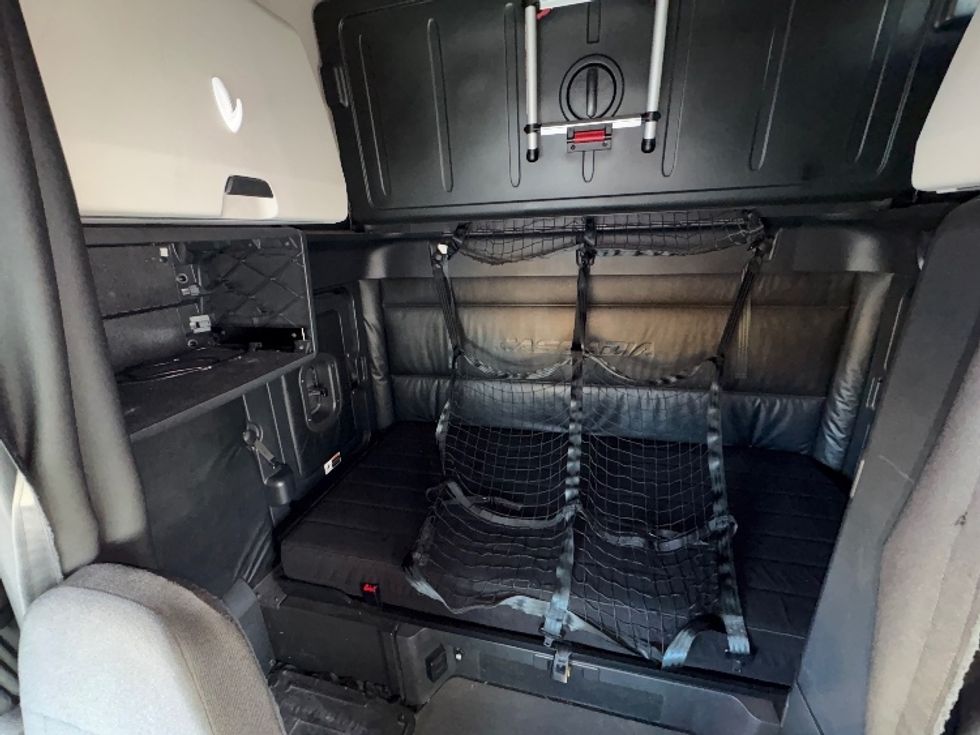 Sleeper Tractor-Heavy Duty Tractors-Freightliner-2023-T12664ST-Torrance-CA-693,297\n\t\tmiles-$ 59,500 - Image 16