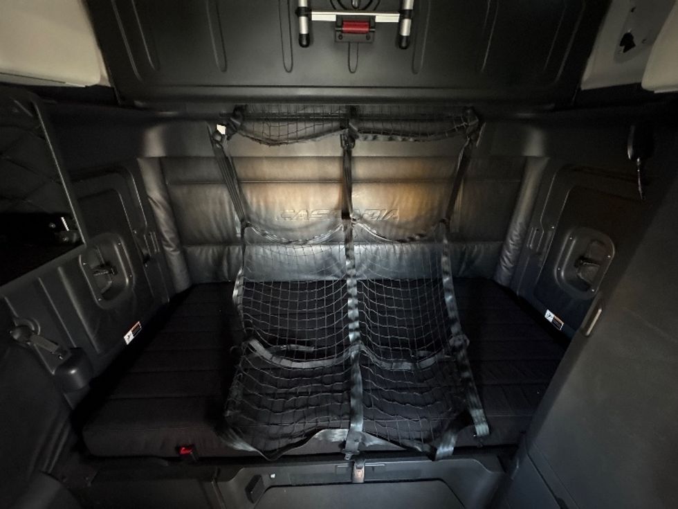 Sleeper Tractor-Heavy Duty Tractors-Freightliner-2023-T12664ST-Torrance-CA-693,297\n\t\tmiles-$ 59,500 - Image 17