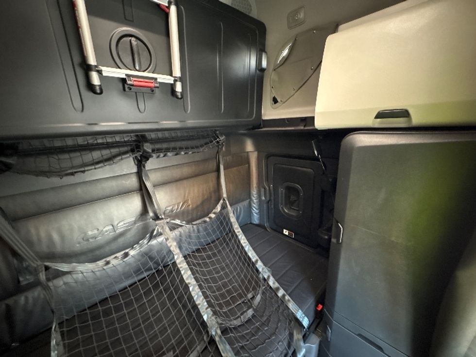 Sleeper Tractor-Heavy Duty Tractors-Freightliner-2023-T12664ST-Torrance-CA-693,297\n\t\tmiles-$ 59,500 - Image 18