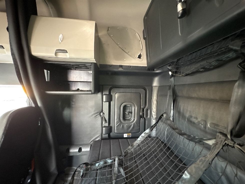 Sleeper Tractor-Heavy Duty Tractors-Freightliner-2023-T12664ST-Torrance-CA-693,297\n\t\tmiles-$ 59,500 - Image 19