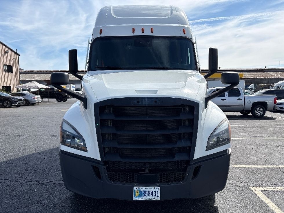 Sleeper Tractor-Heavy Duty Tractors-Freightliner-2023-T12664ST-Torrance-CA-693,297\n\t\tmiles-$ 59,500 - Image 2