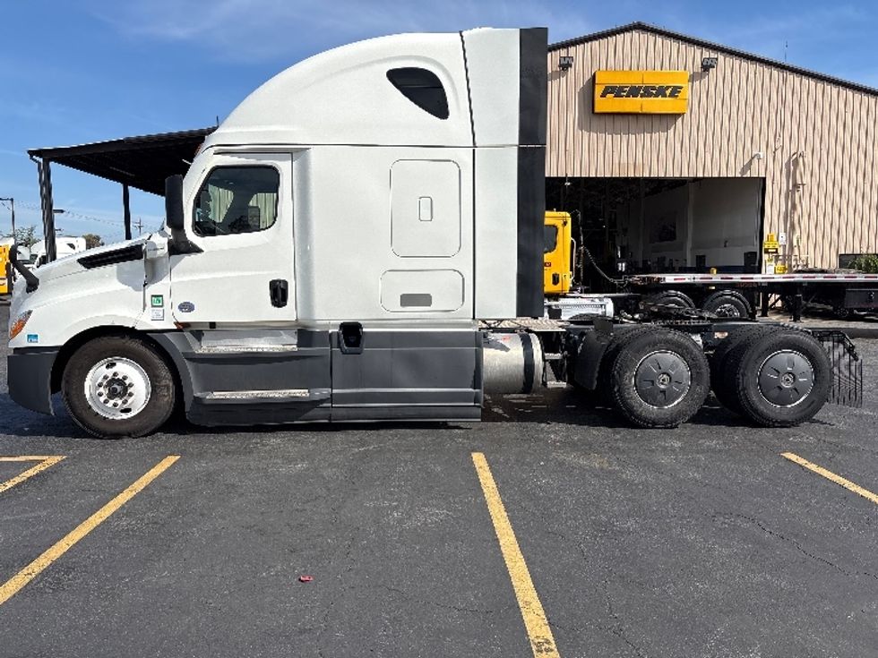 Sleeper Tractor-Heavy Duty Tractors-Freightliner-2023-T12664ST-Torrance-CA-693,297\n\t\tmiles-$ 59,500 - Image 4