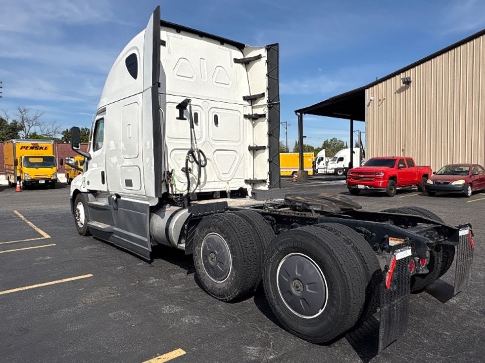 Sleeper Tractor-Heavy Duty Tractors-Freightliner-2023-T12664ST-Torrance-CA-693,297\n\t\tmiles-$ 59,500 - Image 5