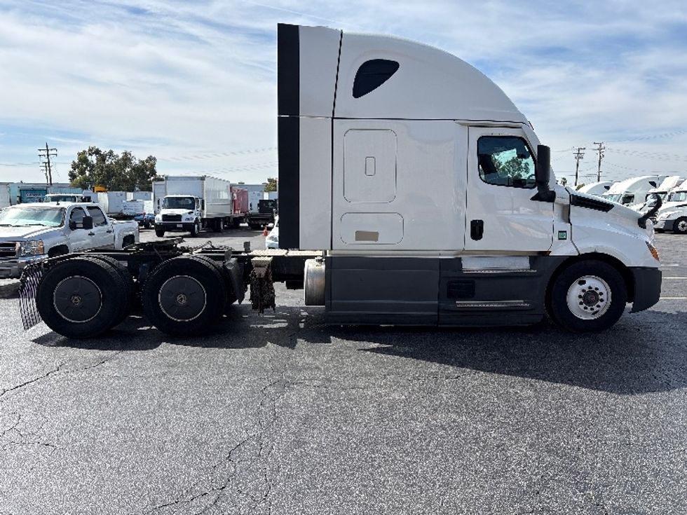 Sleeper Tractor-Heavy Duty Tractors-Freightliner-2023-T12664ST-Torrance-CA-693,297\n\t\tmiles-$ 59,500 - Image 8