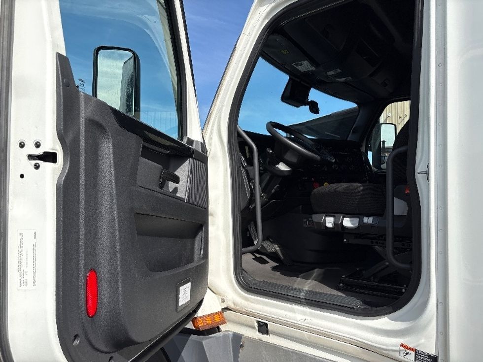 Sleeper Tractor-Heavy Duty Tractors-Freightliner-2023-T12664ST-Torrance-CA-693,297\n\t\tmiles-$ 59,500 - Image 9