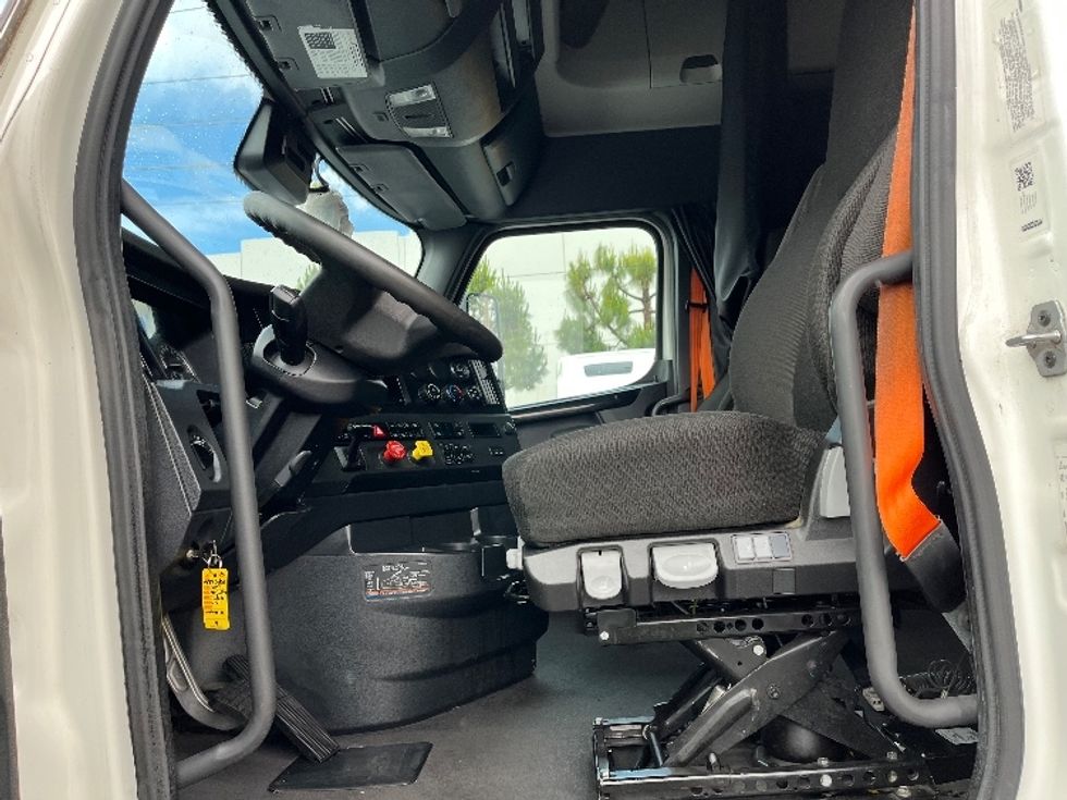 Sleeper Tractor-Heavy Duty Tractors-Freightliner-2023-T12664ST-Torrance-CA-749,220\n\t\tmiles-$ 54,750 - Image 10