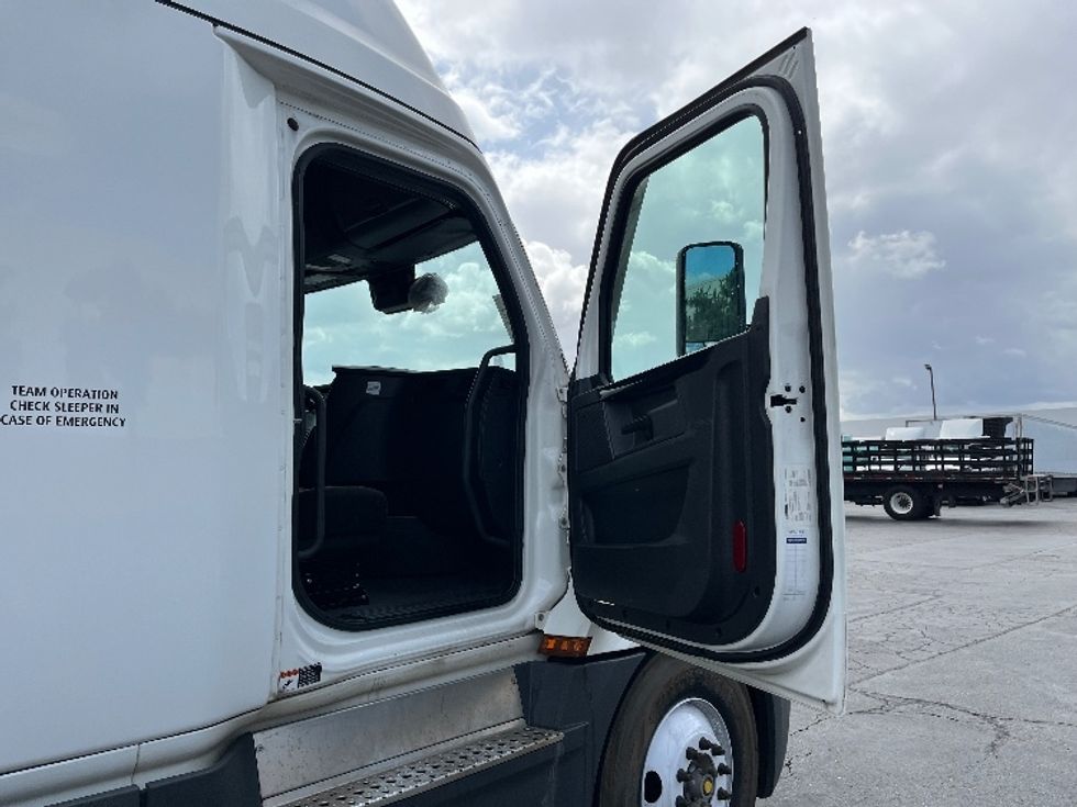 Sleeper Tractor-Heavy Duty Tractors-Freightliner-2023-T12664ST-Torrance-CA-749,220\n\t\tmiles-$ 54,750 - Image 13