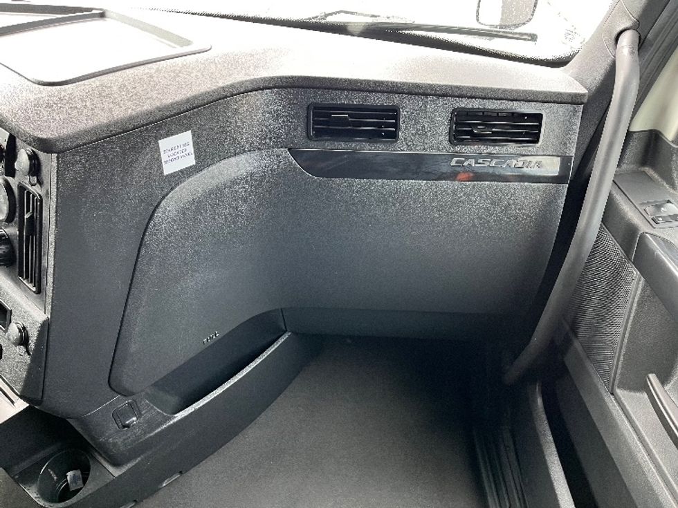 Sleeper Tractor-Heavy Duty Tractors-Freightliner-2023-T12664ST-Torrance-CA-749,220\n\t\tmiles-$ 54,750 - Image 14