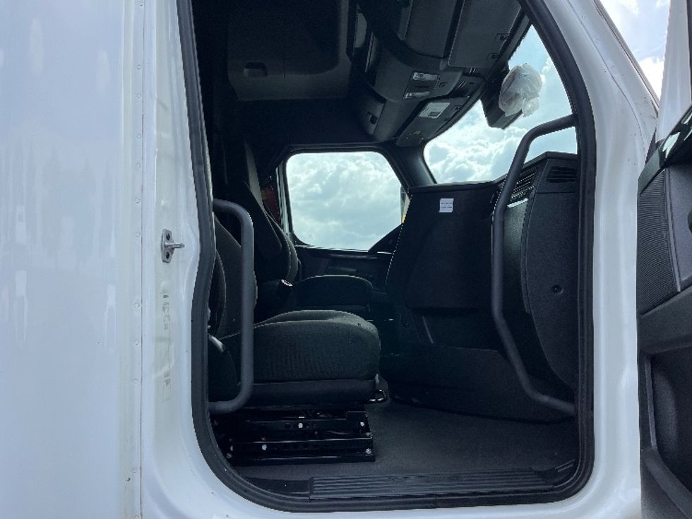 Sleeper Tractor-Heavy Duty Tractors-Freightliner-2023-T12664ST-Torrance-CA-749,220\n\t\tmiles-$ 54,750 - Image 15