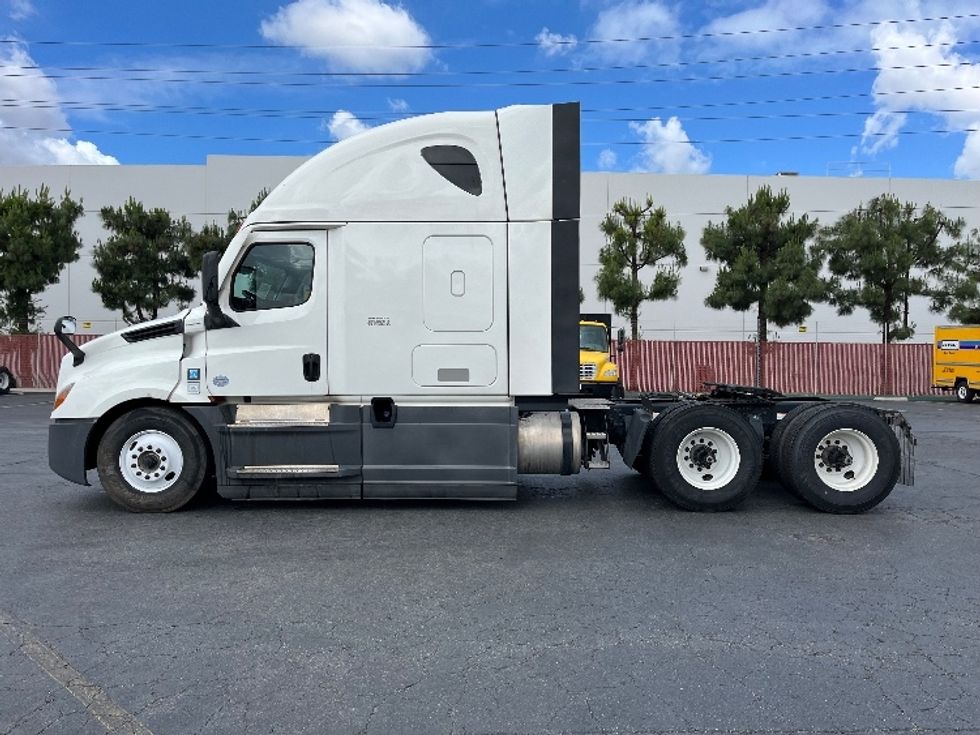 Sleeper Tractor-Heavy Duty Tractors-Freightliner-2023-T12664ST-Torrance-CA-749,220\n\t\tmiles-$ 54,750 - Image 4