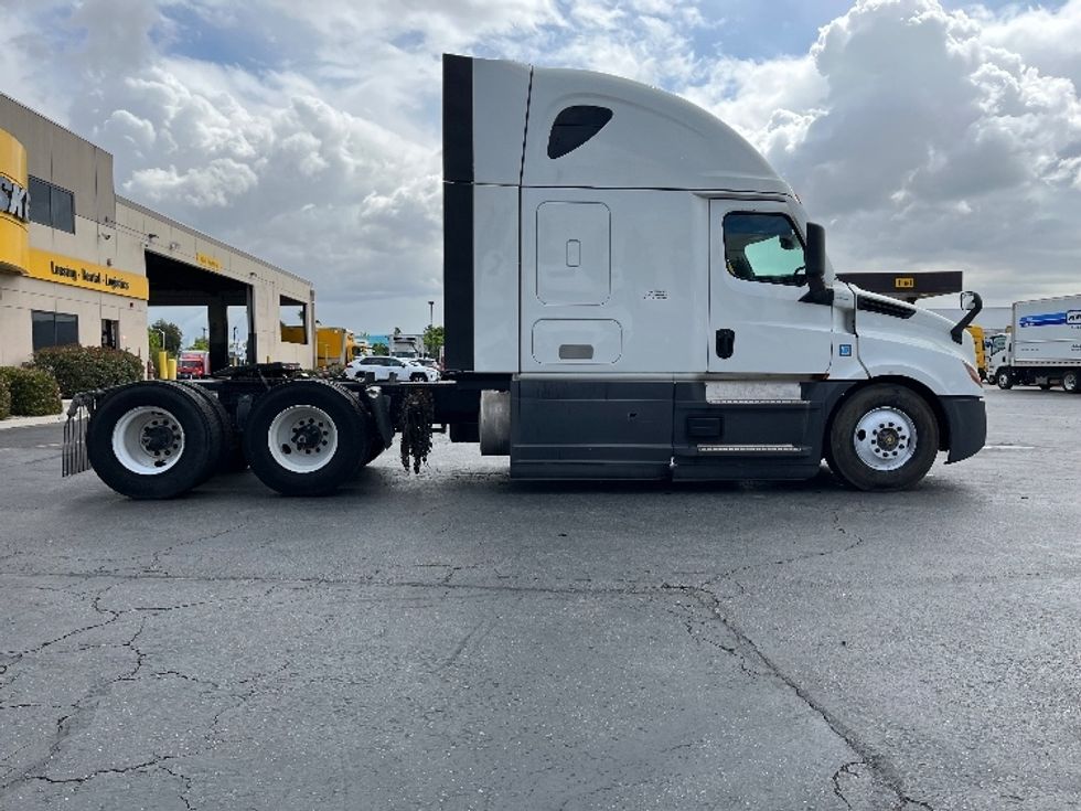Sleeper Tractor-Heavy Duty Tractors-Freightliner-2023-T12664ST-Torrance-CA-749,220\n\t\tmiles-$ 54,750 - Image 8