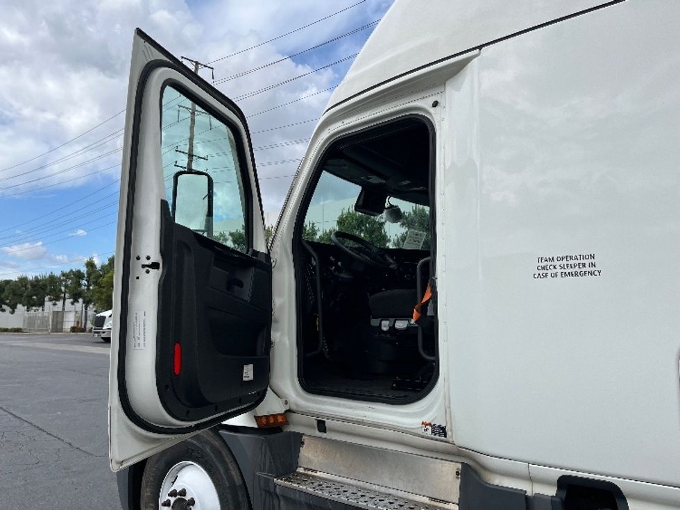 Sleeper Tractor-Heavy Duty Tractors-Freightliner-2023-T12664ST-Torrance-CA-749,220\n\t\tmiles-$ 54,750 - Image 9