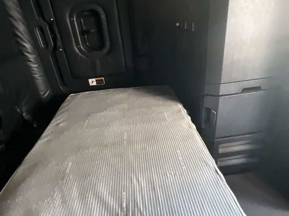 Sleeper Tractor-Heavy Duty Tractors-Freightliner-2023-T12664ST-Torrance-CA-755,870\n\t\tmiles-$ 52,750 - Image 17