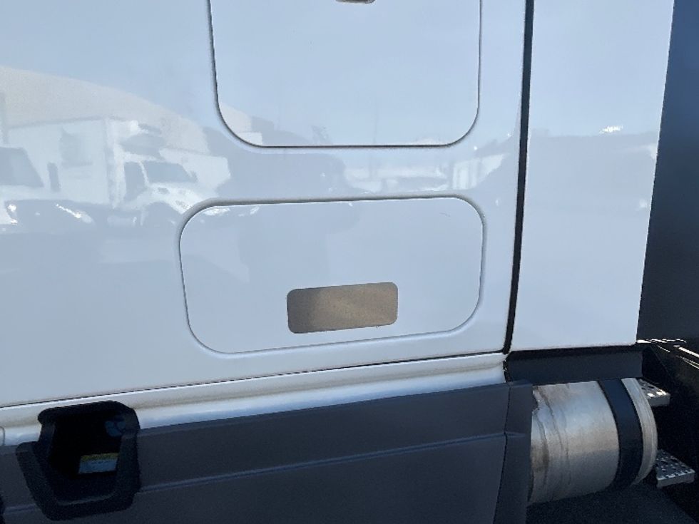 Sleeper Tractor-Heavy Duty Tractors-Freightliner-2023-T12664ST-Torrance-CA-755,870\n\t\tmiles-$ 52,750 - Image 22