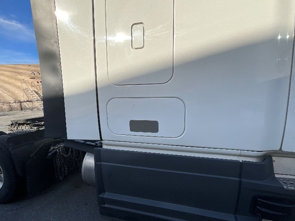 Sleeper Tractor-Heavy Duty Tractors-Freightliner-2023-T12664ST-Torrance-CA-755,870\n\t\tmiles-$ 52,750 - Image 23