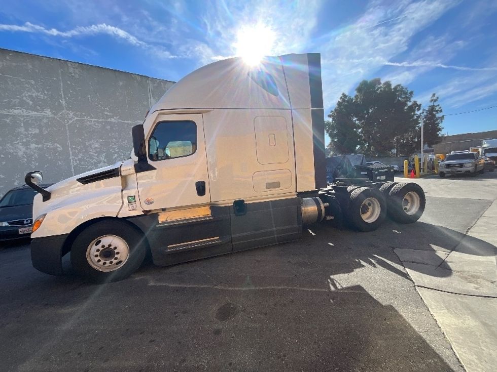 Sleeper Tractor-Heavy Duty Tractors-Freightliner-2023-T12664ST-Torrance-CA-755,870\n\t\tmiles-$ 52,750 - Image 4