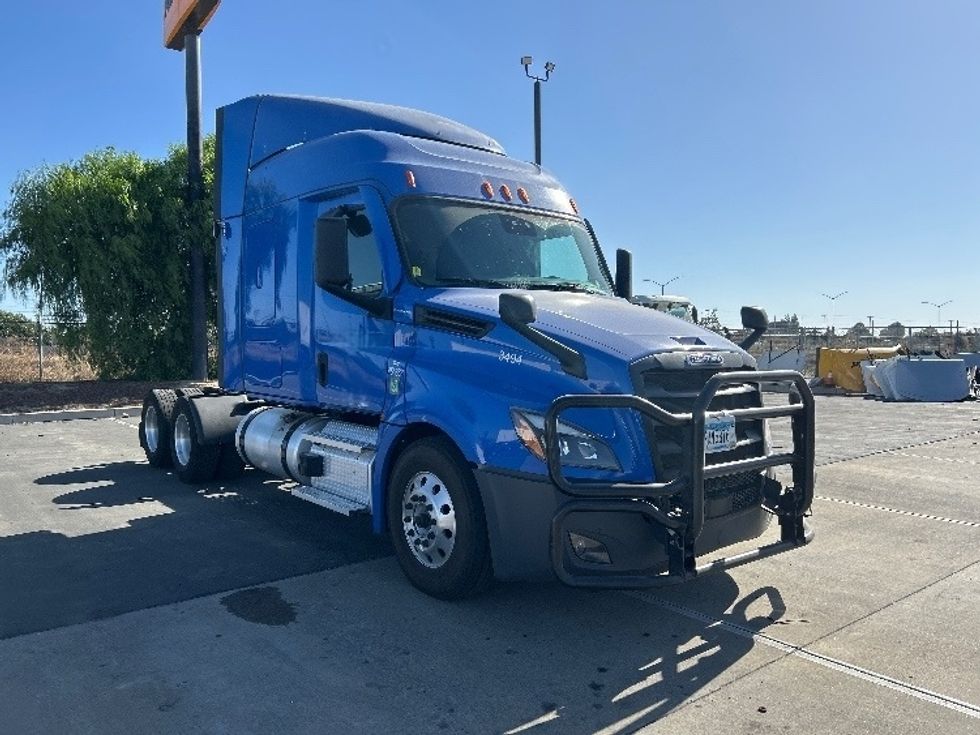 Sleeper Tractor-Heavy Duty Tractors-Freightliner-2023-T12664ST-West Sacramento-CA-294,580\n\t\tmiles-$ 109,750 - Image 1