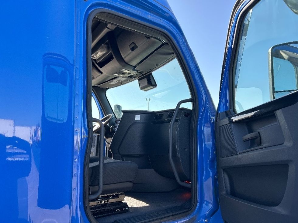 Sleeper Tractor-Heavy Duty Tractors-Freightliner-2023-T12664ST-West Sacramento-CA-294,580\n\t\tmiles-$ 109,750 - Image 13