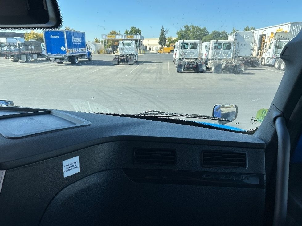 Sleeper Tractor-Heavy Duty Tractors-Freightliner-2023-T12664ST-West Sacramento-CA-294,580\n\t\tmiles-$ 109,750 - Image 14