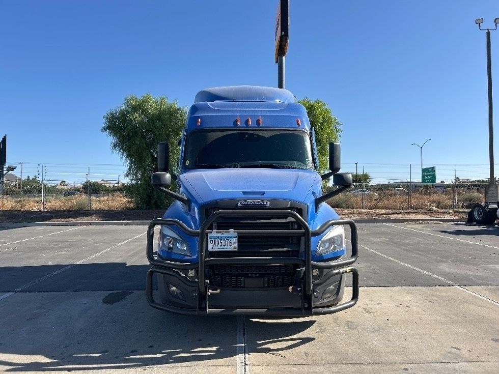 Sleeper Tractor-Heavy Duty Tractors-Freightliner-2023-T12664ST-West Sacramento-CA-294,580\n\t\tmiles-$ 109,750 - Image 2