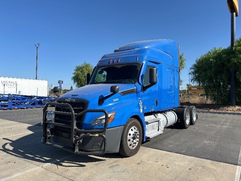Sleeper Tractor-Heavy Duty Tractors-Freightliner-2023-T12664ST-West Sacramento-CA-294,580\n\t\tmiles-$ 109,750 - Image 3