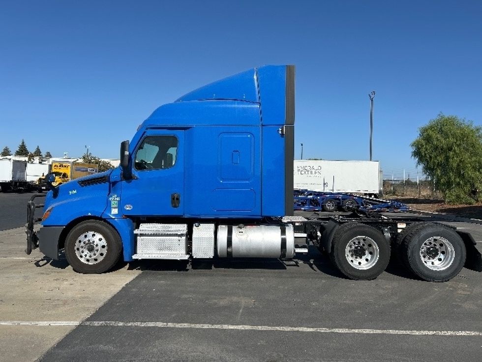 Sleeper Tractor-Heavy Duty Tractors-Freightliner-2023-T12664ST-West Sacramento-CA-294,580\n\t\tmiles-$ 109,750 - Image 4