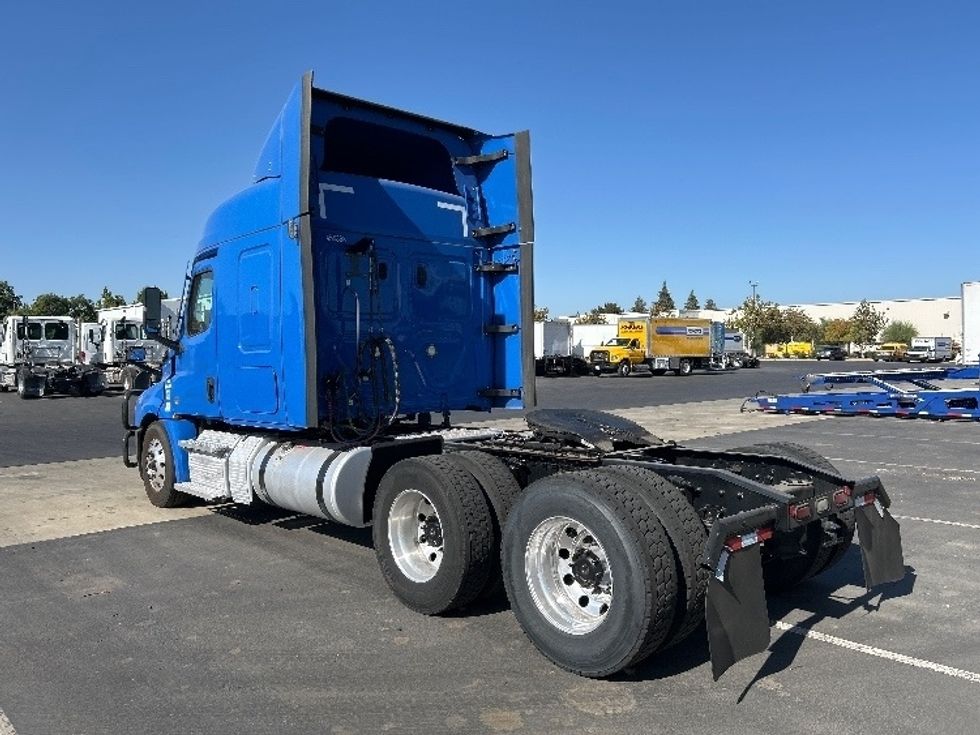 Sleeper Tractor-Heavy Duty Tractors-Freightliner-2023-T12664ST-West Sacramento-CA-294,580\n\t\tmiles-$ 109,750 - Image 5