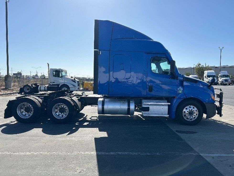 Sleeper Tractor-Heavy Duty Tractors-Freightliner-2023-T12664ST-West Sacramento-CA-294,580\n\t\tmiles-$ 109,750 - Image 8