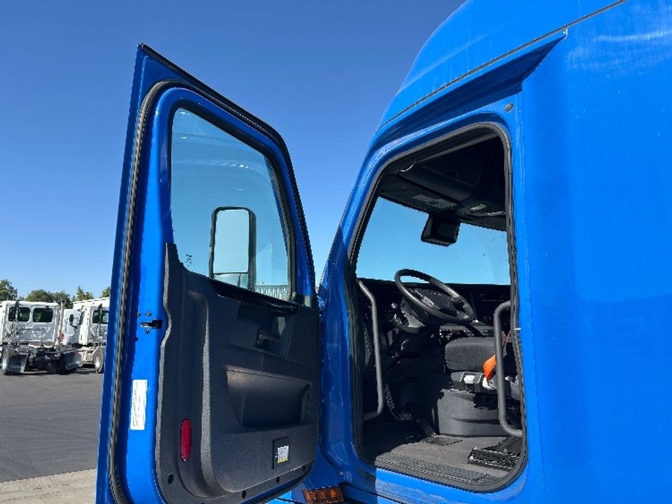 Sleeper Tractor-Heavy Duty Tractors-Freightliner-2023-T12664ST-West Sacramento-CA-294,580\n\t\tmiles-$ 109,750 - Image 9
