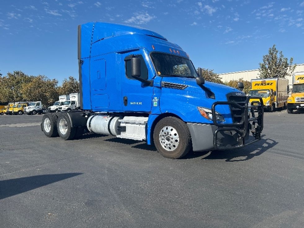 Sleeper Tractor-Heavy Duty Tractors-Freightliner-2023-T12664ST-West Sacramento-CA-318,399\n\t\tmiles-$ 107,500 - Image 1