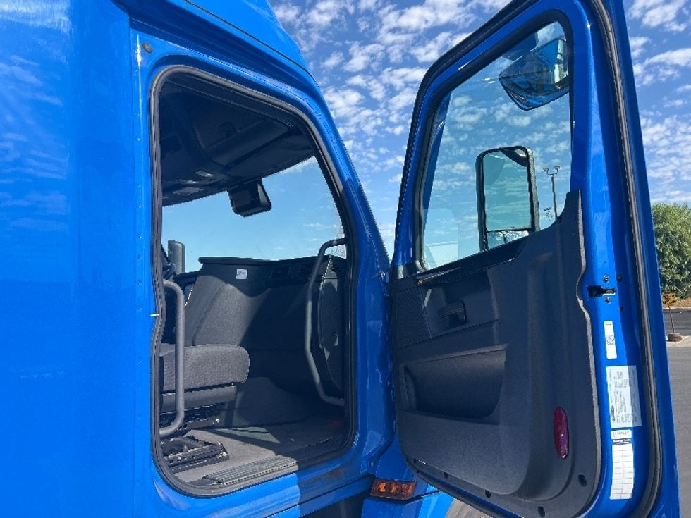 Sleeper Tractor-Heavy Duty Tractors-Freightliner-2023-T12664ST-West Sacramento-CA-318,399\n\t\tmiles-$ 107,500 - Image 13
