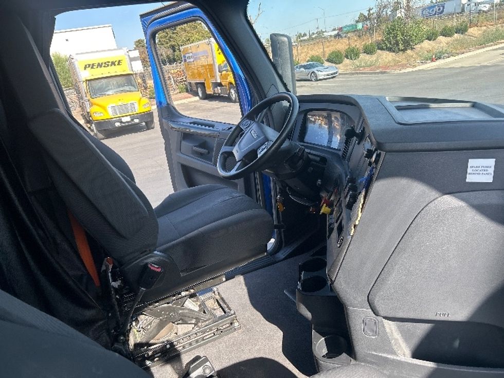Sleeper Tractor-Heavy Duty Tractors-Freightliner-2023-T12664ST-West Sacramento-CA-318,399\n\t\tmiles-$ 107,500 - Image 15