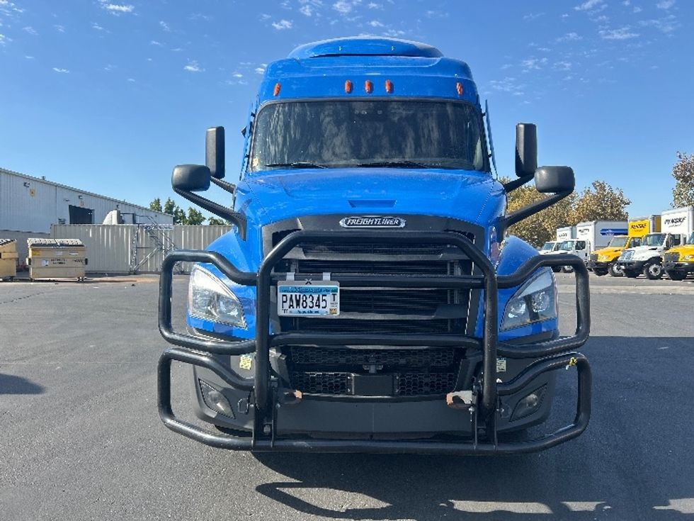 Sleeper Tractor-Heavy Duty Tractors-Freightliner-2023-T12664ST-West Sacramento-CA-318,399\n\t\tmiles-$ 107,500 - Image 2