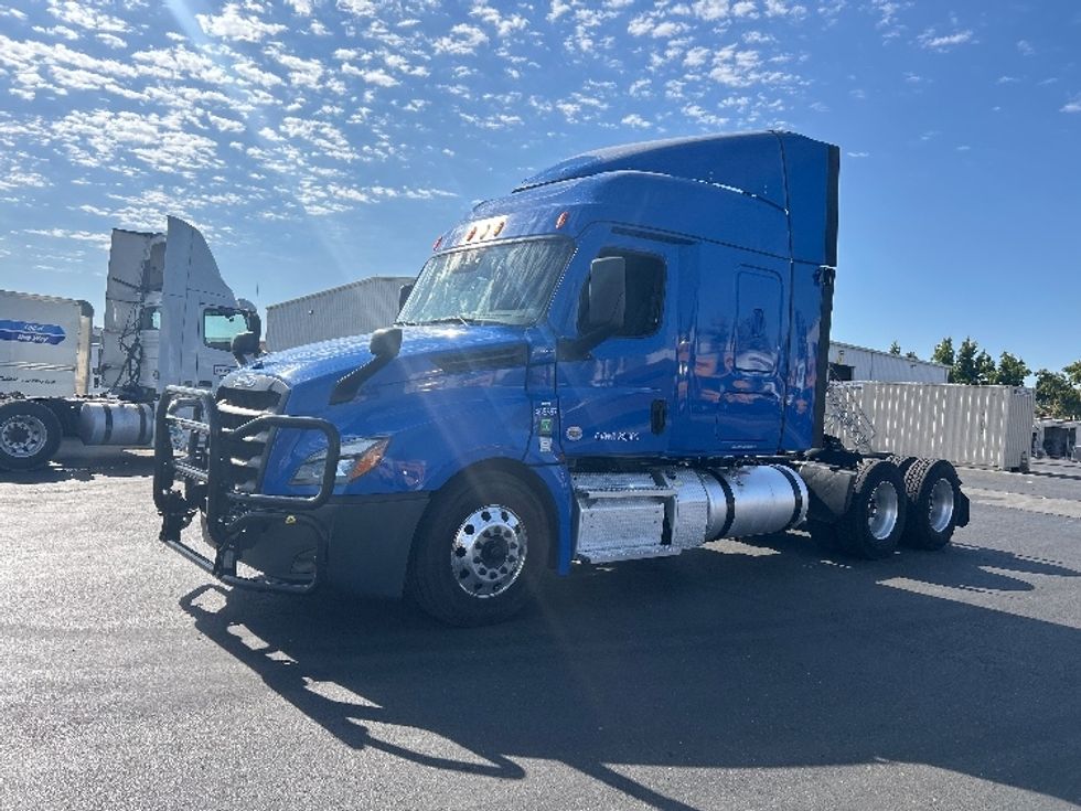 Sleeper Tractor-Heavy Duty Tractors-Freightliner-2023-T12664ST-West Sacramento-CA-318,399\n\t\tmiles-$ 107,500 - Image 3