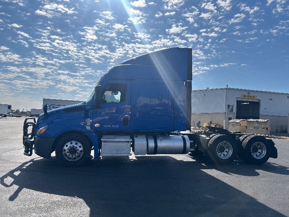 Sleeper Tractor-Heavy Duty Tractors-Freightliner-2023-T12664ST-West Sacramento-CA-318,399\n\t\tmiles-$ 107,500 - Image 4
