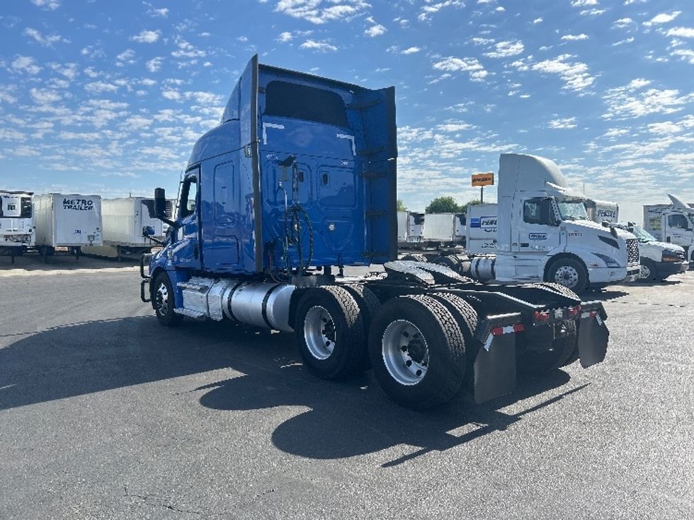 Sleeper Tractor-Heavy Duty Tractors-Freightliner-2023-T12664ST-West Sacramento-CA-318,399\n\t\tmiles-$ 107,500 - Image 5
