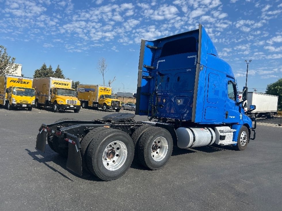 Sleeper Tractor-Heavy Duty Tractors-Freightliner-2023-T12664ST-West Sacramento-CA-318,399\n\t\tmiles-$ 107,500 - Image 7