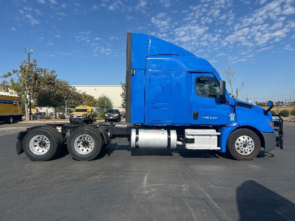 Sleeper Tractor-Heavy Duty Tractors-Freightliner-2023-T12664ST-West Sacramento-CA-318,399\n\t\tmiles-$ 107,500 - Image 8