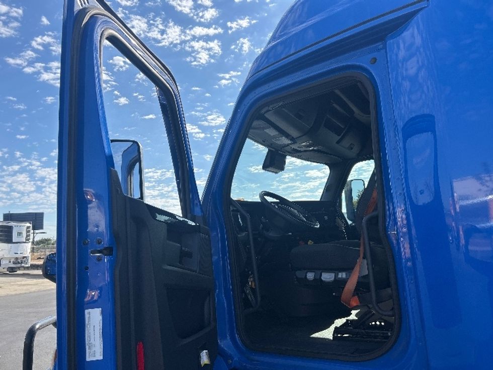 Sleeper Tractor-Heavy Duty Tractors-Freightliner-2023-T12664ST-West Sacramento-CA-318,399\n\t\tmiles-$ 107,500 - Image 9