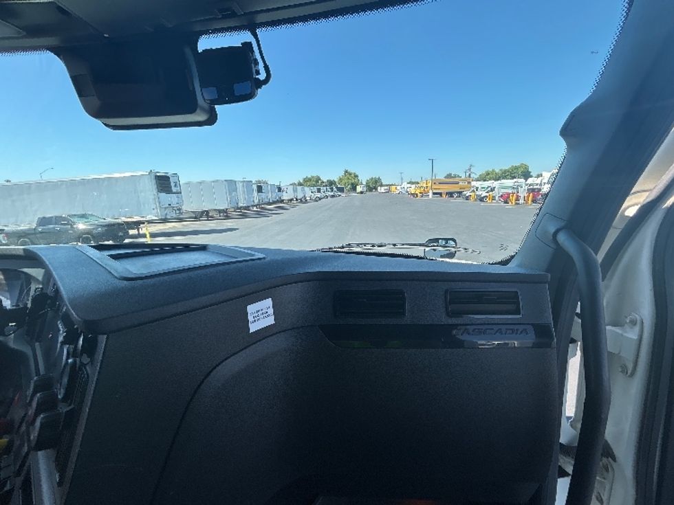 Sleeper Tractor-Heavy Duty Tractors-Freightliner-2023-T12664ST-West Sacramento-CA-635,176\n\t\tmiles-$ 58,750 - Image 14