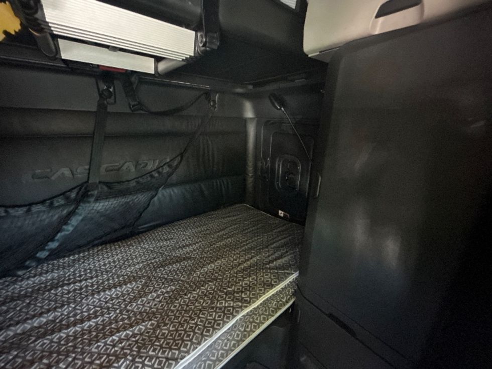 Sleeper Tractor-Heavy Duty Tractors-Freightliner-2023-T12664ST-West Sacramento-CA-635,176\n\t\tmiles-$ 58,750 - Image 18