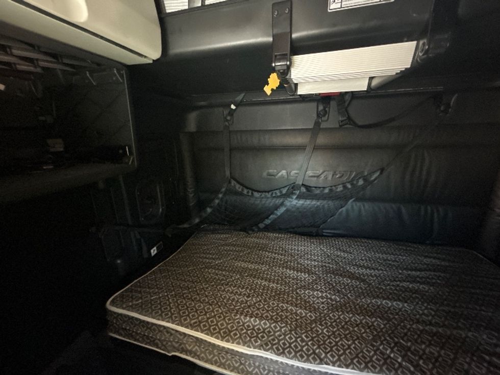 Sleeper Tractor-Heavy Duty Tractors-Freightliner-2023-T12664ST-West Sacramento-CA-635,176\n\t\tmiles-$ 58,750 - Image 19