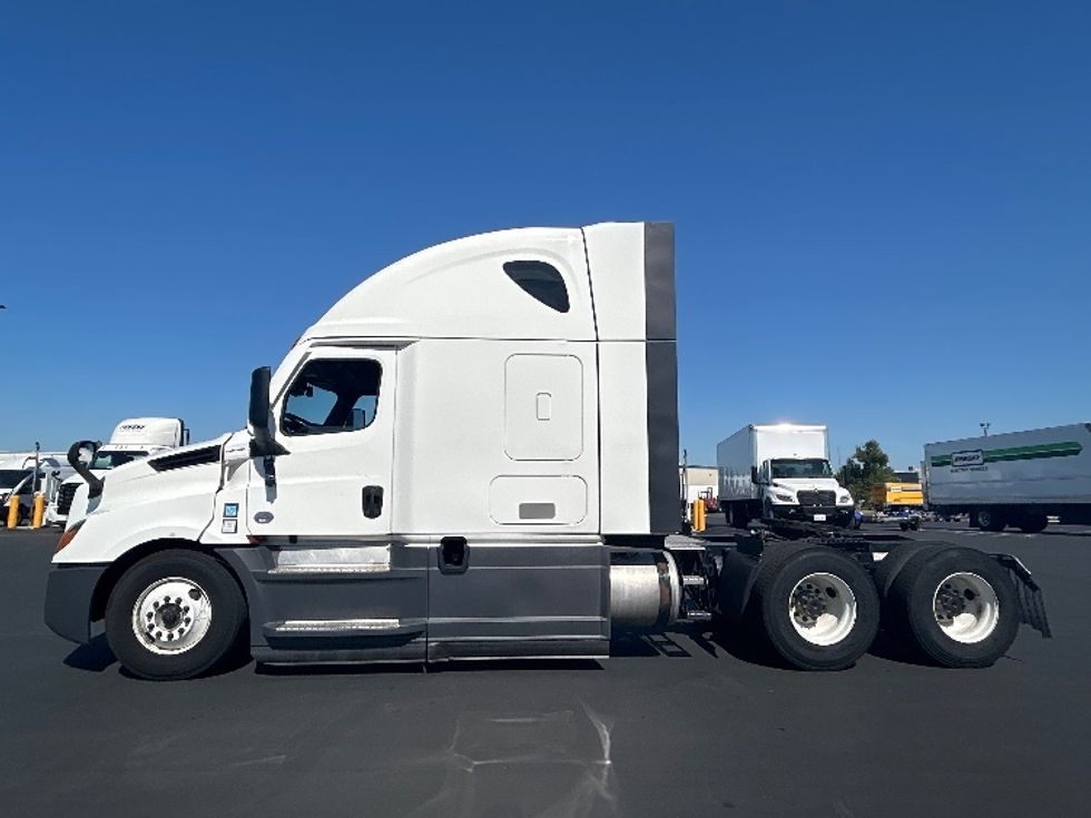 Sleeper Tractor-Heavy Duty Tractors-Freightliner-2023-T12664ST-West Sacramento-CA-635,176\n\t\tmiles-$ 58,750 - Image 4