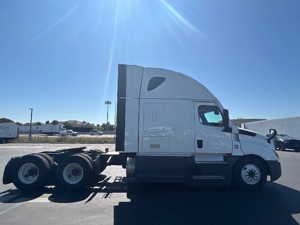 Sleeper Tractor-Heavy Duty Tractors-Freightliner-2023-T12664ST-West Sacramento-CA-635,176\n\t\tmiles-$ 58,750 - Image 8
