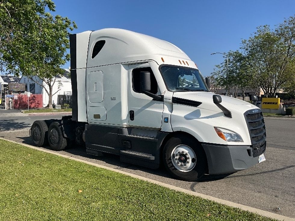 Sleeper Tractor-Heavy Duty Tractors-Freightliner-2023-T12664ST-West Sacramento-CA-637,239\n\t\tmiles-$ 65,750 - Image 1