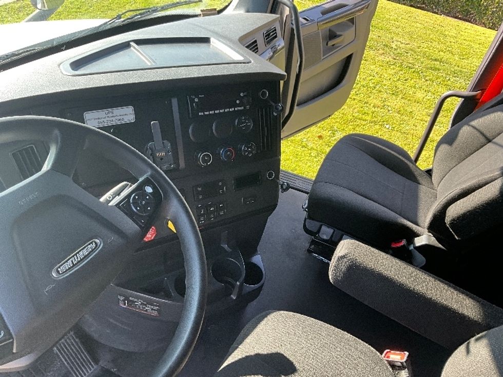Sleeper Tractor-Heavy Duty Tractors-Freightliner-2023-T12664ST-West Sacramento-CA-637,239\n\t\tmiles-$ 65,750 - Image 10