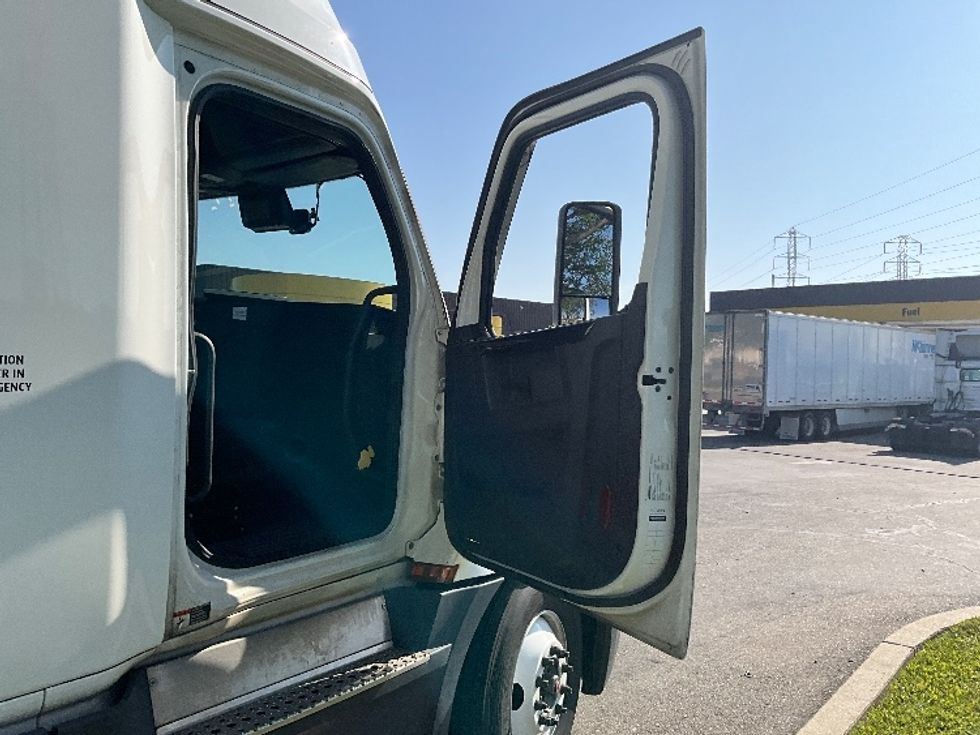 Sleeper Tractor-Heavy Duty Tractors-Freightliner-2023-T12664ST-West Sacramento-CA-637,239\n\t\tmiles-$ 65,750 - Image 13