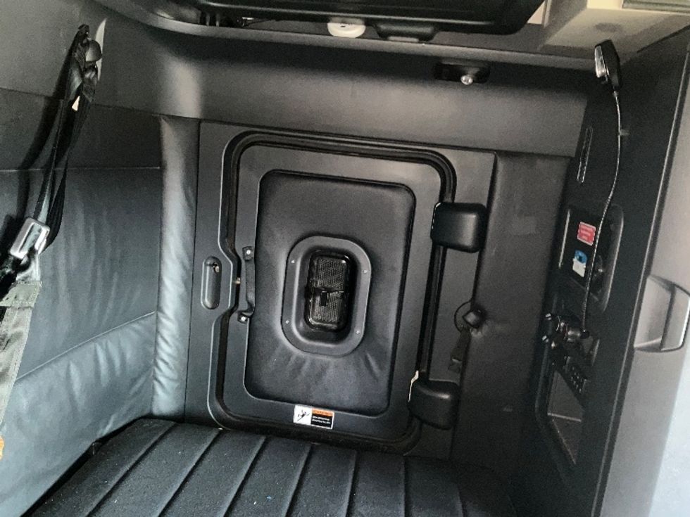 Sleeper Tractor-Heavy Duty Tractors-Freightliner-2023-T12664ST-West Sacramento-CA-637,239\n\t\tmiles-$ 65,750 - Image 18